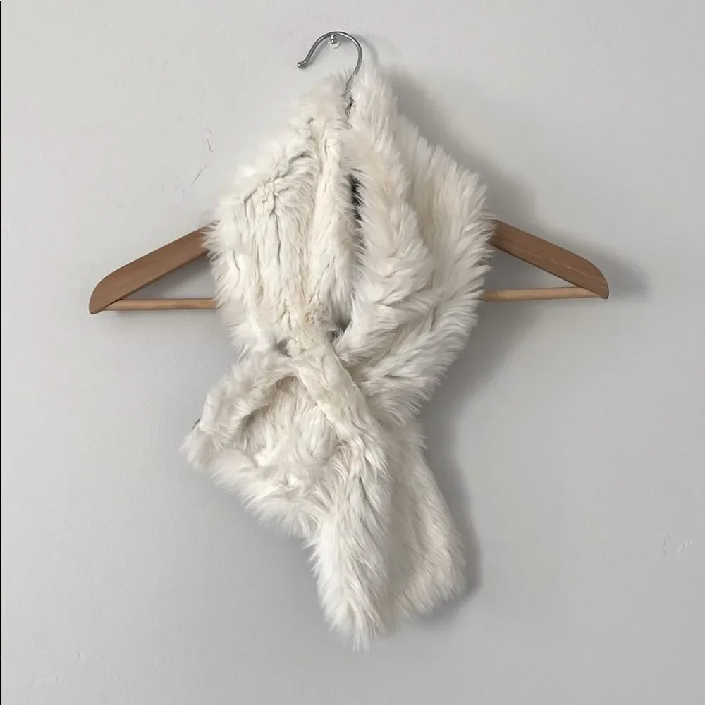 Fossil Elegant and Cute White Faux Fur Scarf Boho Preppy Casual NWOT